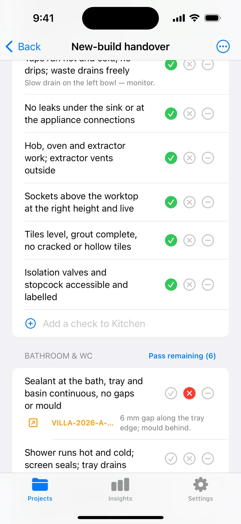 A handover walk: Pass, Fail or N/A per check; a Fail becomes an item.